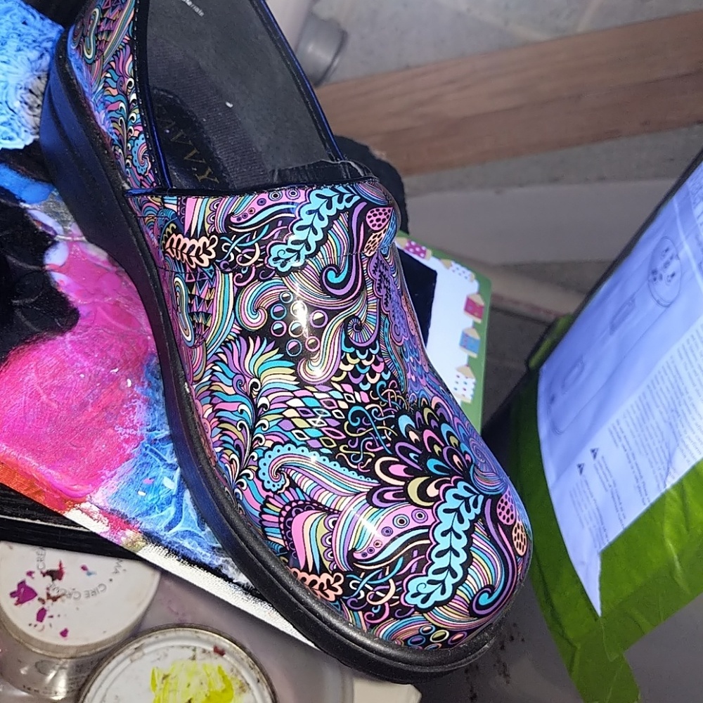 Savvy nursing shoes